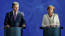 Порошенко пригласил Меркель посетить Украину