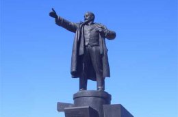Новоайдар на Луганщине остался без памятника Ленину (ВИДЕО)