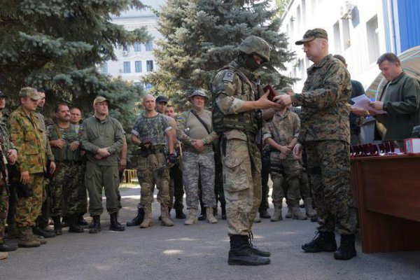 Турчинов провел награждение военнослужащих в 20-километровой зоне АТО (ВИДЕО)