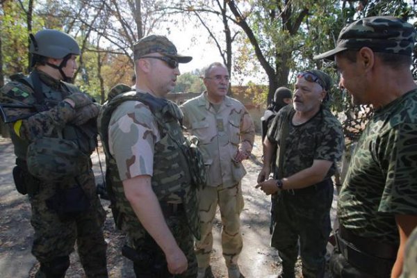 Турчинов провел награждение военнослужащих в 20-километровой зоне АТО (ВИДЕО)