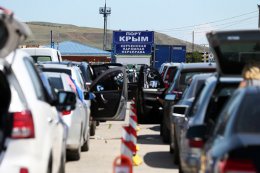 Выехать с Крыма становится все сложнее: на переправе в Керчи собралось 2300 машин
