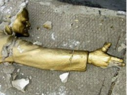 За ночь разрушили 7 памятников Ленину