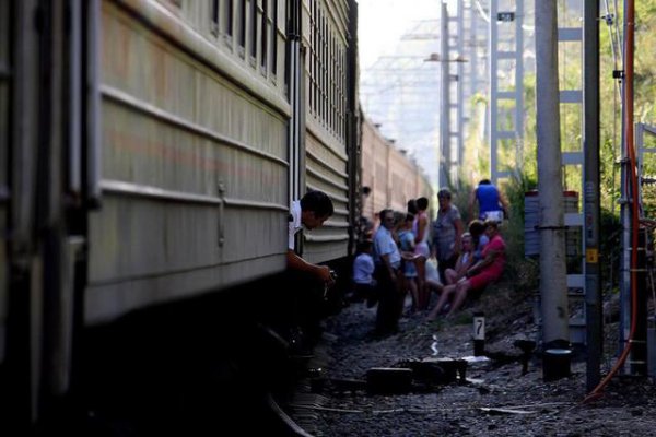 В Сочи туристы попали в "ад на колесах": поезда стояли 10 часов (ВИДЕО)