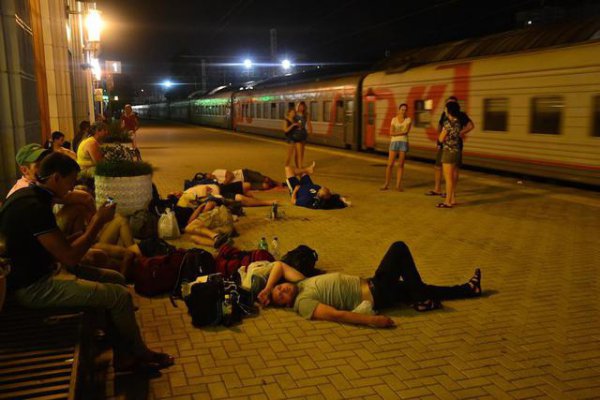 В Сочи туристы попали в "ад на колесах": поезда стояли 10 часов (ВИДЕО)