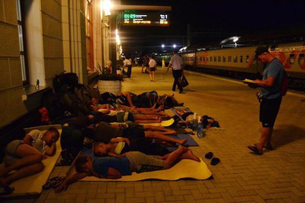 В Сочи туристы попали в "ад на колесах": поезда стояли 10 часов (ВИДЕО)