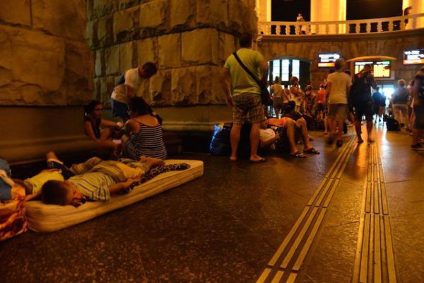 В Сочи туристы попали в "ад на колесах": поезда стояли 10 часов (ВИДЕО)