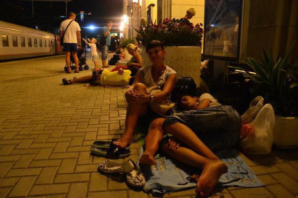 В Сочи туристы попали в "ад на колесах": поезда стояли 10 часов (ВИДЕО)