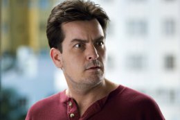 Вместо льда Чарли Шин высыпал на себя доллары (ВИДЕО)