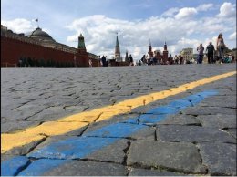 В Москве асфальт на Красной площади разрисовали в цвета Украины