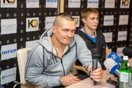 Александр Усик пытается приобщить китайцев к украинской культуре (ВИДЕО)
