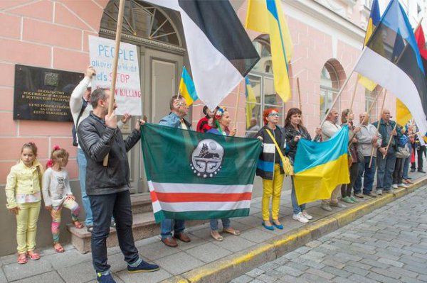 В Эстонии пикетировали посольство РФ (ВИДЕО)