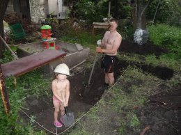 Дети помогают родителям строить укрытия в Макеевке (ФОТО)