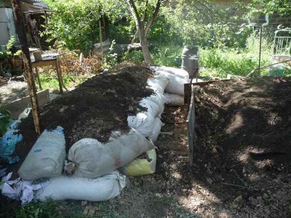 Дети помогают родителям строить укрытия в Макеевке (ФОТО)