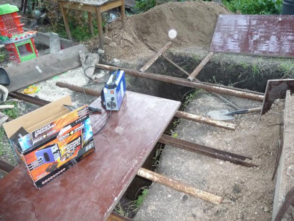 Дети помогают родителям строить укрытия в Макеевке (ФОТО)