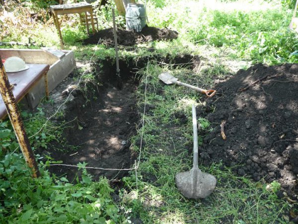 Дети помогают родителям строить укрытия в Макеевке (ФОТО)