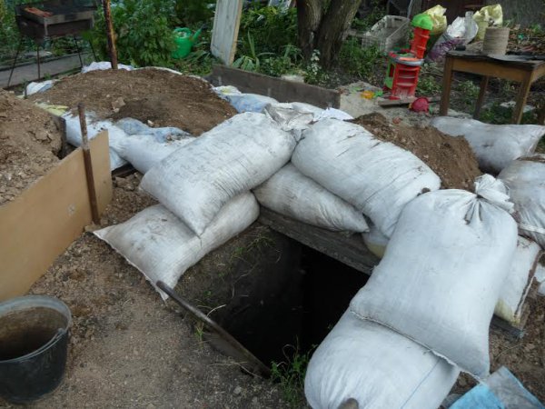 Дети помогают родителям строить укрытия в Макеевке (ФОТО)