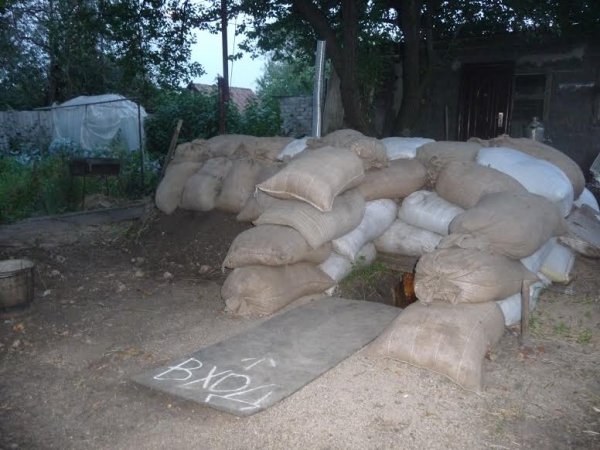 Дети помогают родителям строить укрытия в Макеевке (ФОТО)