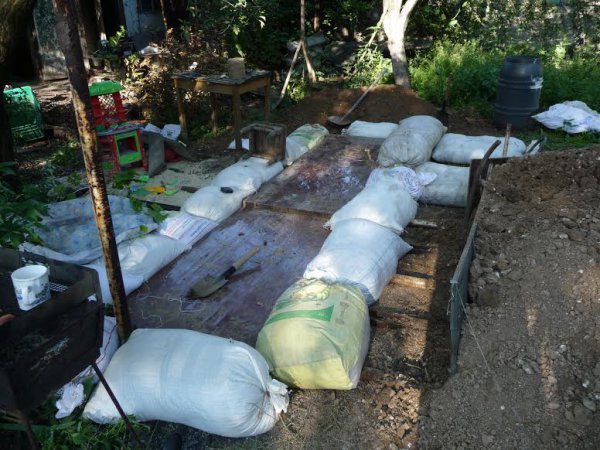 Дети помогают родителям строить укрытия в Макеевке (ФОТО)