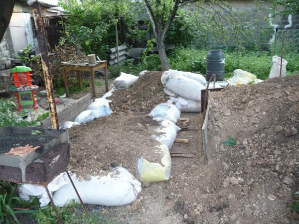 Дети помогают родителям строить укрытия в Макеевке (ФОТО)