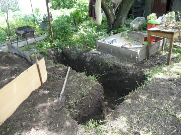 Дети помогают родителям строить укрытия в Макеевке (ФОТО)