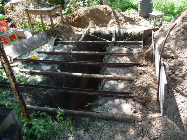 Дети помогают родителям строить укрытия в Макеевке (ФОТО)