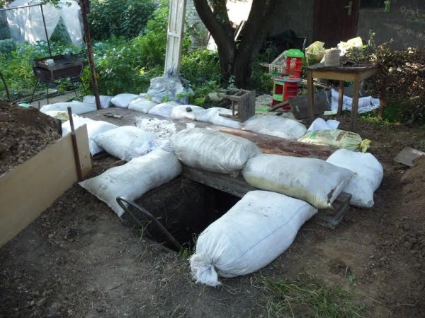 Дети помогают родителям строить укрытия в Макеевке (ФОТО)