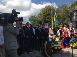 Кличко вместе с депутатами открыл Мемориал памяти Героям Небесной Сотни (ФОТО)