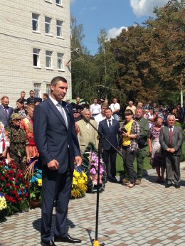 Кличко вместе с депутатами открыл Мемориал памяти Героям Небесной Сотни (ФОТО)