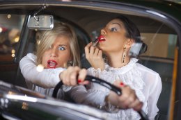 Правительство ОАЭ запретило женщинам делать макияж и поправлять прическу во время вождения авто
