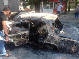 В Донецке после попадания снаряда сгорел автомобиль, все пассажиры погибли