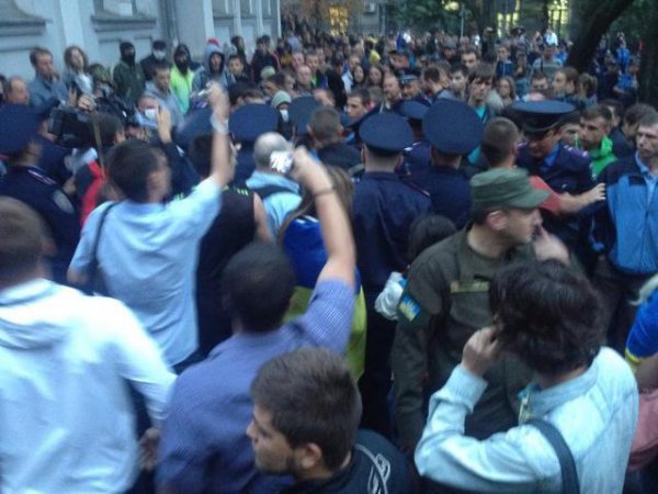 В Харькове митинговали под консульством РФ: без столкновений не обошлось (ФОТО)