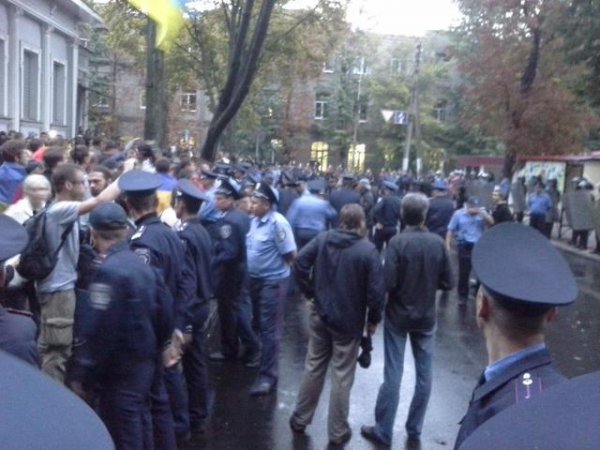 В Харькове митинговали под консульством РФ: без столкновений не обошлось (ФОТО)