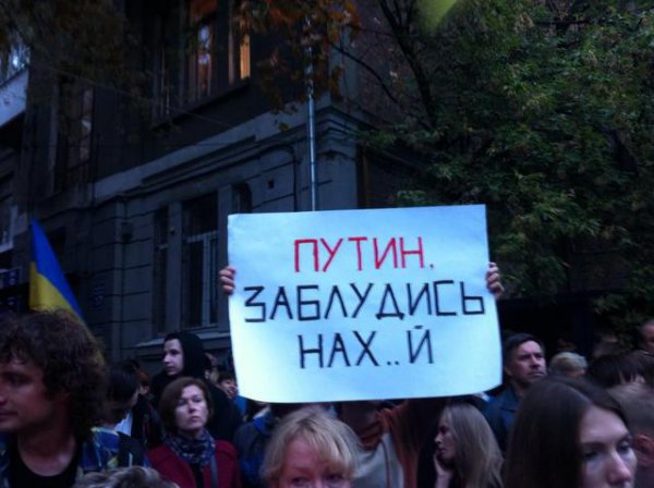 В Харькове митинговали под консульством РФ: без столкновений не обошлось (ФОТО)