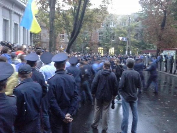 В Харькове митинговали под консульством РФ: без столкновений не обошлось (ФОТО)