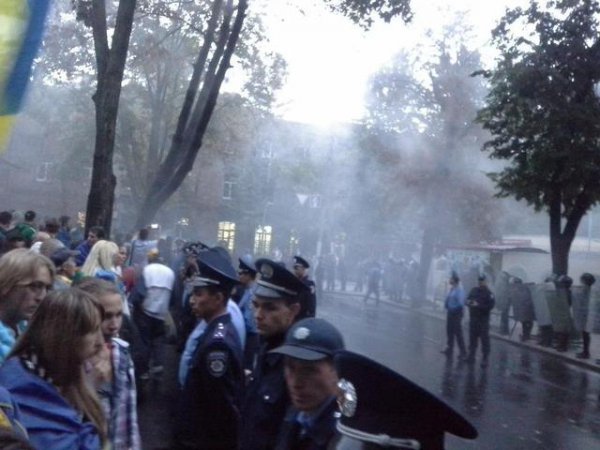 В Харькове митинговали под консульством РФ: без столкновений не обошлось (ФОТО)