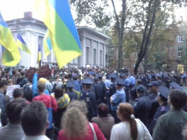 В Харькове митинговали под консульством РФ: без столкновений не обошлось (ФОТО)