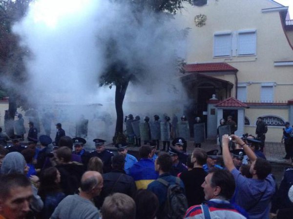 В Харькове митинговали под консульством РФ: без столкновений не обошлось (ФОТО)