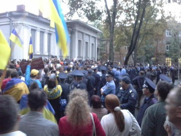 В Харькове митинговали под консульством РФ: без столкновений не обошлось (ФОТО)