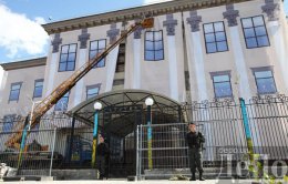 Здание посольства России в Киеве закрыли защитным баннером (ФОТО)