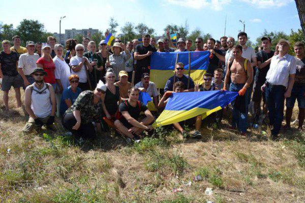 В Мариуполе местные жители роют окопы для защиты от российской армии (ФОТО)