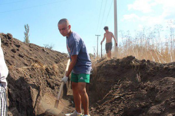 В Мариуполе местные жители роют окопы для защиты от российской армии (ФОТО)