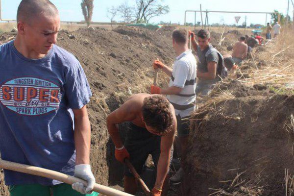 В Мариуполе местные жители роют окопы для защиты от российской армии (ФОТО)