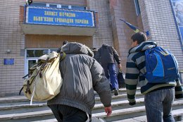 Жители Днепропетровска без приглашения идут в военкомат