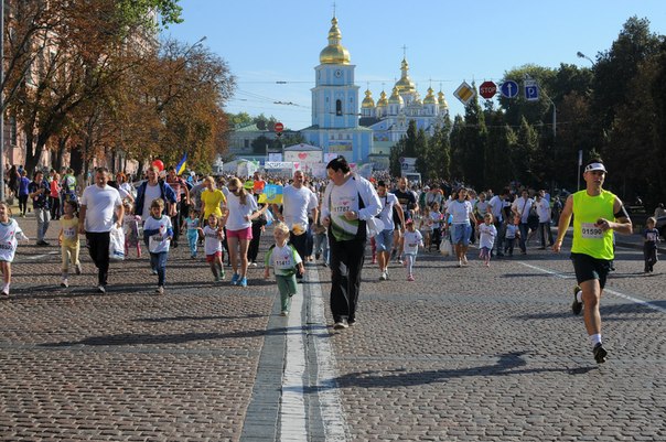 В Киеве состоялся ежегодный спортивно-благотворительный «Пробег под каштанами» (ФОТО)