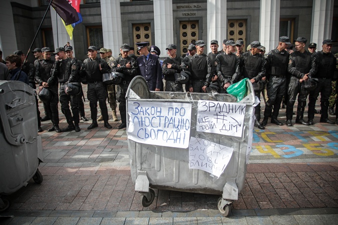 Митингующие продолжают подтягиваться к Верховной Раде (ФОТО)