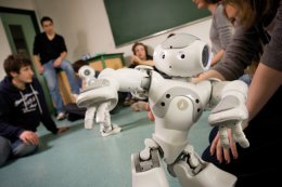 Роботы, которые работают школьными учителями (ВИДЕО)