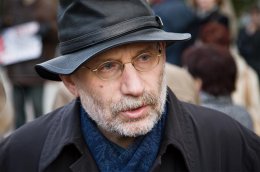 Писатель Борис Акунин не хочет жить в "путинской" России