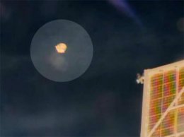 Камера на МКС зафиксировала странный летающий объект