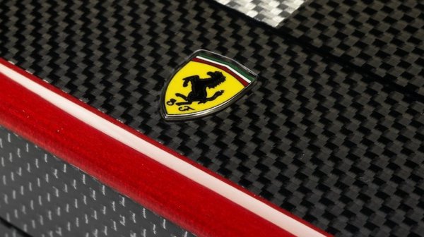 Шахматы из карбона от Ferrari (ФОТО)