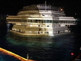 Предприимчивые итальянцы организовали экскурсии к лайнеру Коста Конкордиа